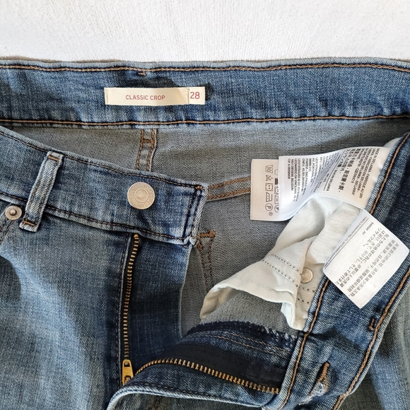 Levi's Classic Crop Jeans, Mid-rise, Light Wash, size 28 "Hawaii Sun" - Picture 6 of 10